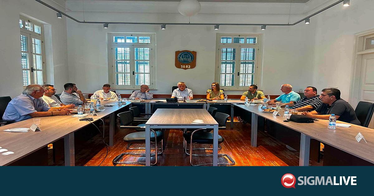 &Epsilon;ί&delta;&alpha;&nu; &Beta;ύ&rho;&alpha; &omicron;&iota; &Delta;ή&mu;&omicron;&iota;-&Sigma;&tau;&omicron; &epsilon;&pi;ί&kappa;&epsilon;&nu;&tau;&rho;&omicron; &chi;&omicron;&rho;&eta;&gamma;ί&alpha;, &mu;&epsilon;&tau;&alpha;&rho;&rho;ύ&theta;&mu;&iota;&sigma;&eta; &kappa;&alpha;&iota; &laquo;&Pi;&lambda;&eta;&rho;ώ&nu;&omega; Ό&sigma;&omicron; &Pi;&epsilon;&tau;ώ&raquo;