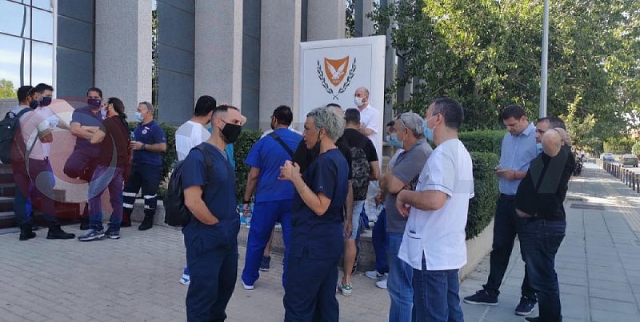 Έξω από το Υπουργείο Υγείας οι νοσηλευτές: «Ευχαριστούμε κύριε Υπουργέ!»(pics) - Sigmalive