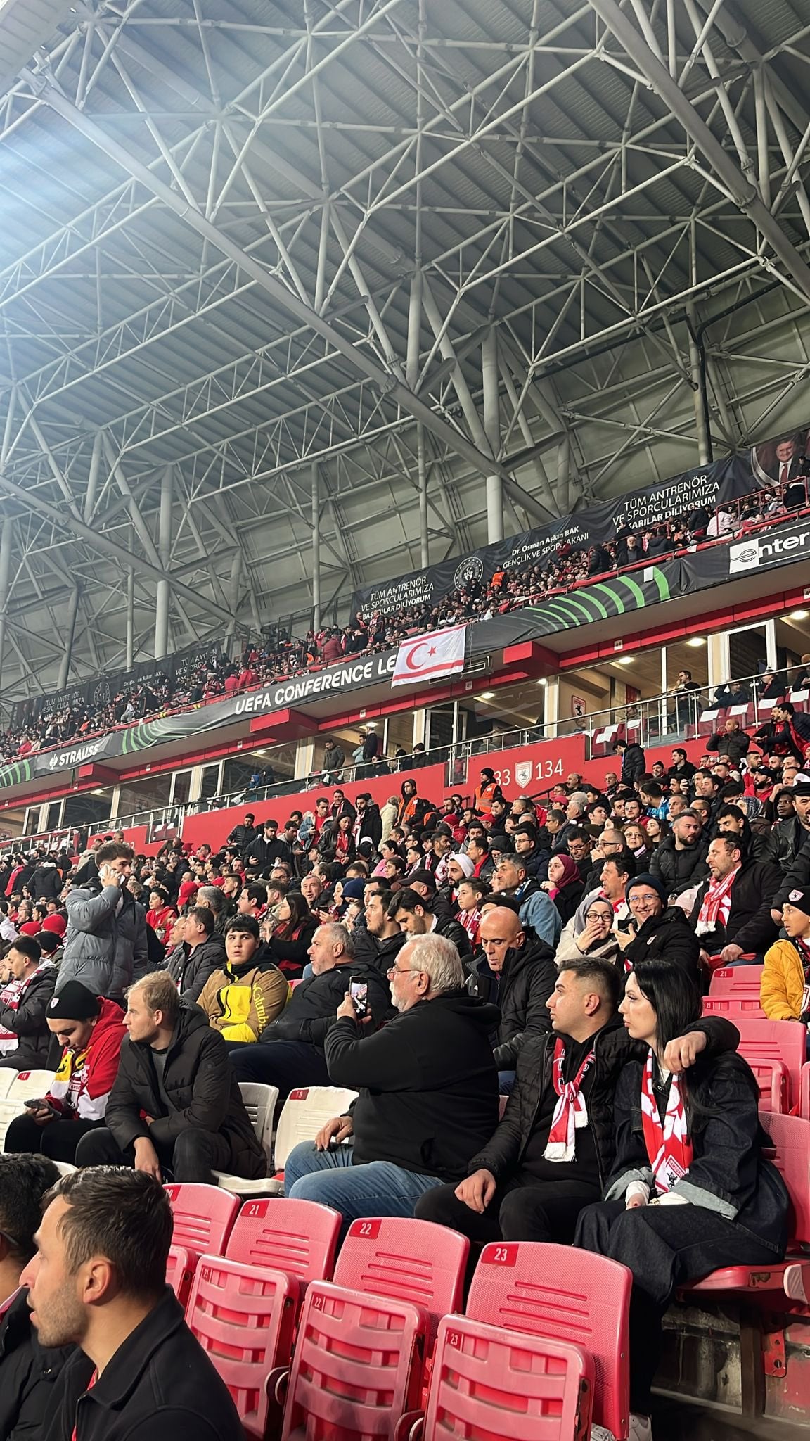 Κρέμασαν σημαίες του ψευδοκράτους στο Σάμσουνσπορ-ΑΕΚ οι Τούρκοι (ΦΩΤΟ)