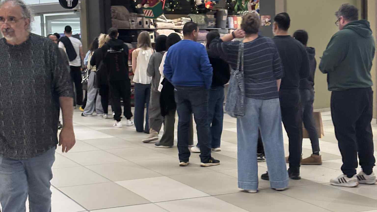 Αναφορές για προβλήματα με τη JCC – Ουρές στα ATM (pics)