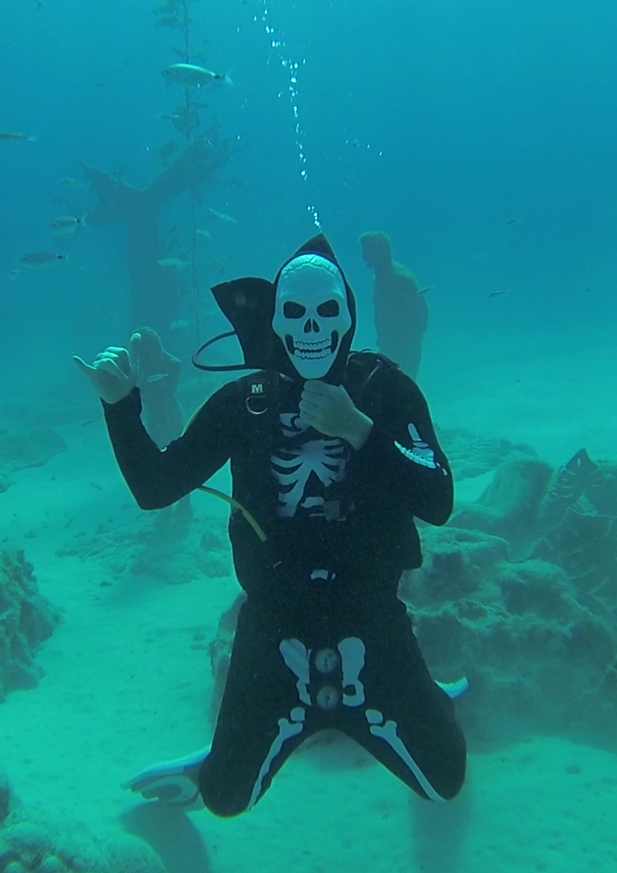 Trick or Treat στον βυθό: Δύτες γιόρτασαν υποβρύχια το Halloween στην Αγ. Νάπα