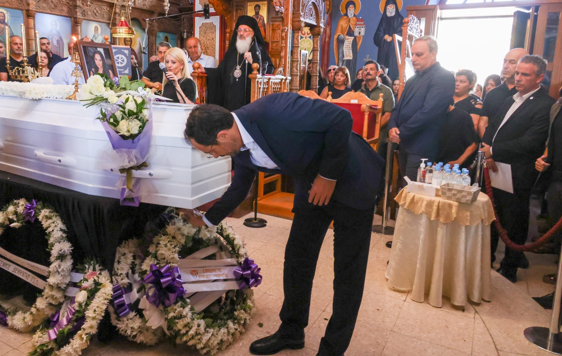 Στην κηδεία της Μαρίας Αριστοτέλους ο ΠτΔ: «Πώς μπορεί να μην νιώθει θυμό;» Στην κηδεία της Μαρίας Αριστοτέλους ο ΠτΔ: «Πώς μπορεί να μην νιώθει θυμό;»