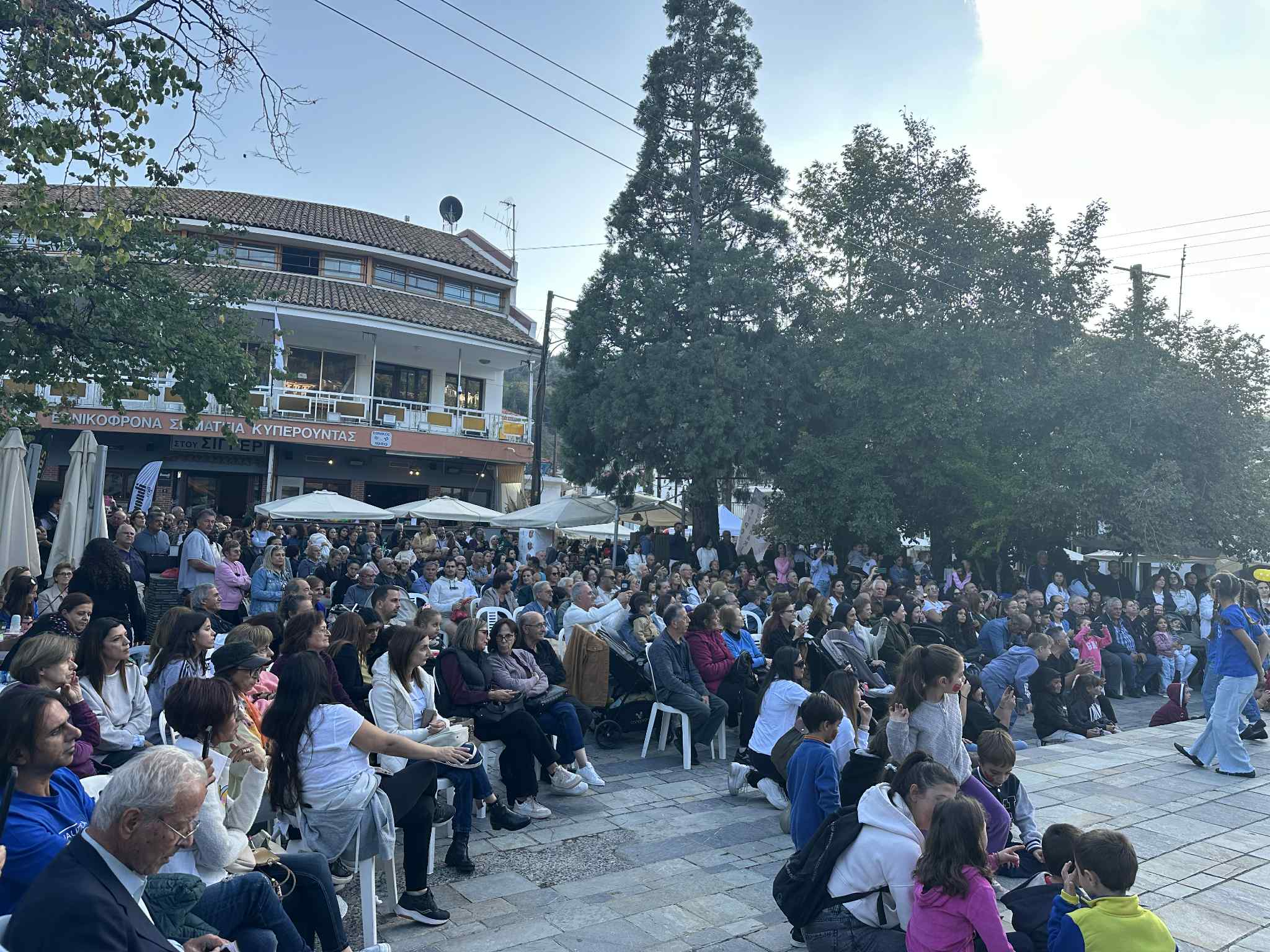 Πλήθος κόσμου στο φεστιβάλ Μήλου στην Κυπερούντα (pics)