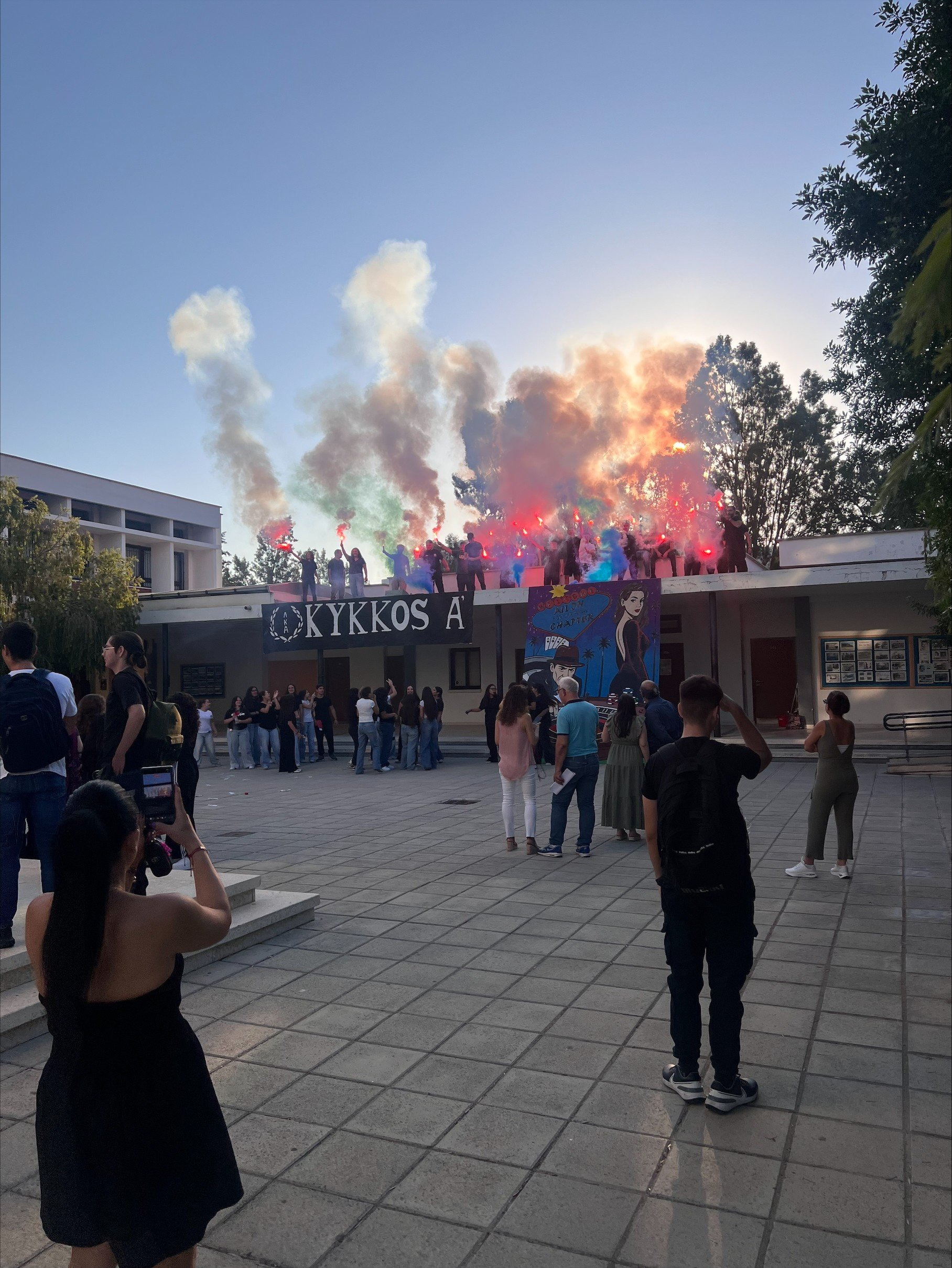 Με φωτοβολίδες το πρώτο κουδούνι σε Λύκειο στη Λευκωσία (pics) Με φωτοβολίδες το πρώτο κουδούνι σε Λύκειο στη Λευκωσία (pics)
