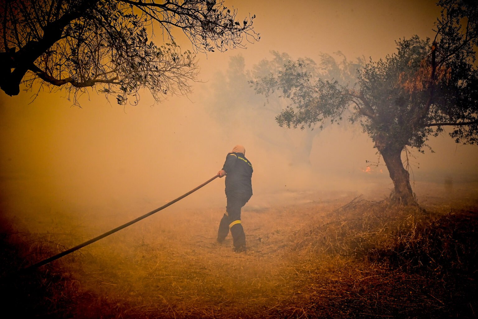 Σε ύφεση η φωτιά στην Ανατολική Αττική-Μάχη με τι&sig