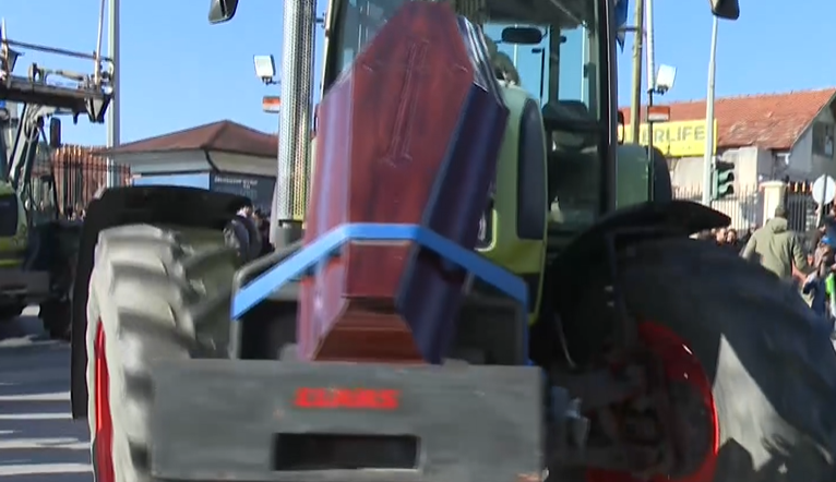 Με φέρετρα στα τρακτέρ η είσοδος των αγροτών στη Θεσσαλονίκη