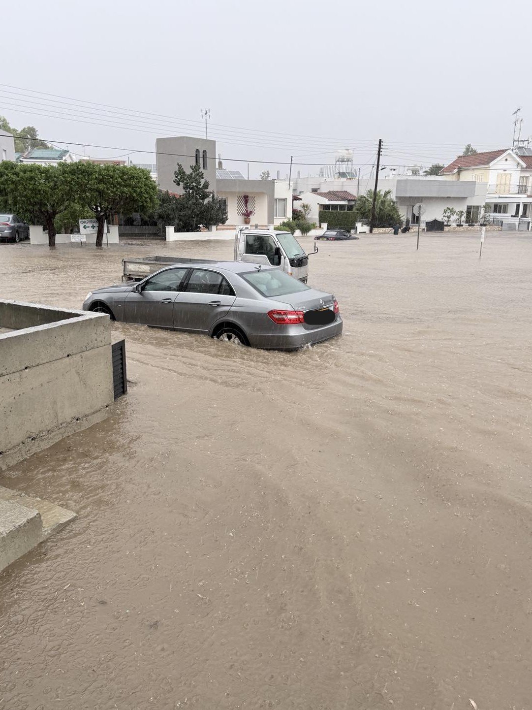 ΦΩΤΟ: Πλημμύρισε ο Στρόβολος - Δρόμοι μετατράπηκαν σε «ποτάμια»