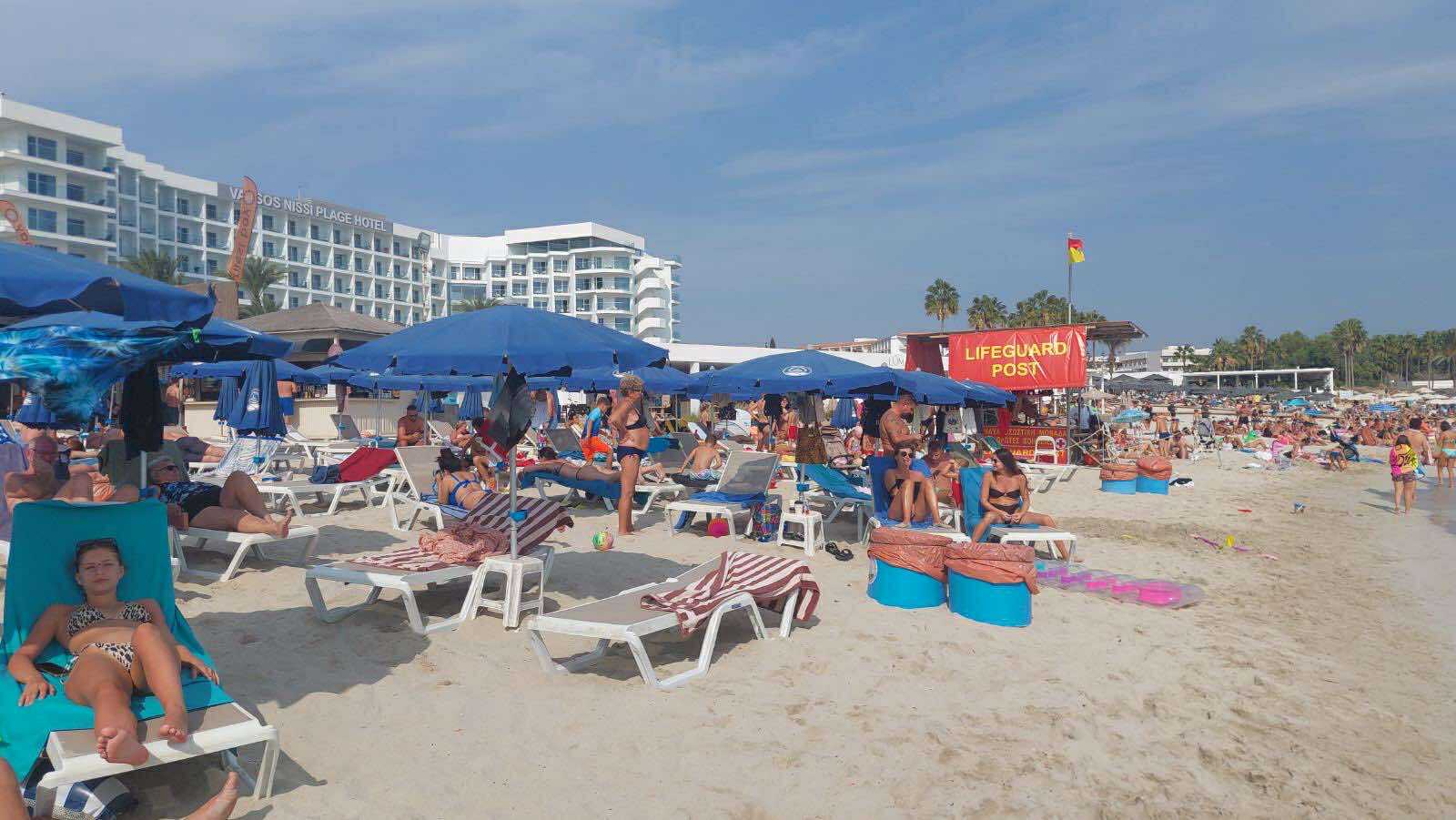 ΦΩΤΟ: Κατάμεστο από κόσμο το Nissi Beach μήνα Νοέμβριο