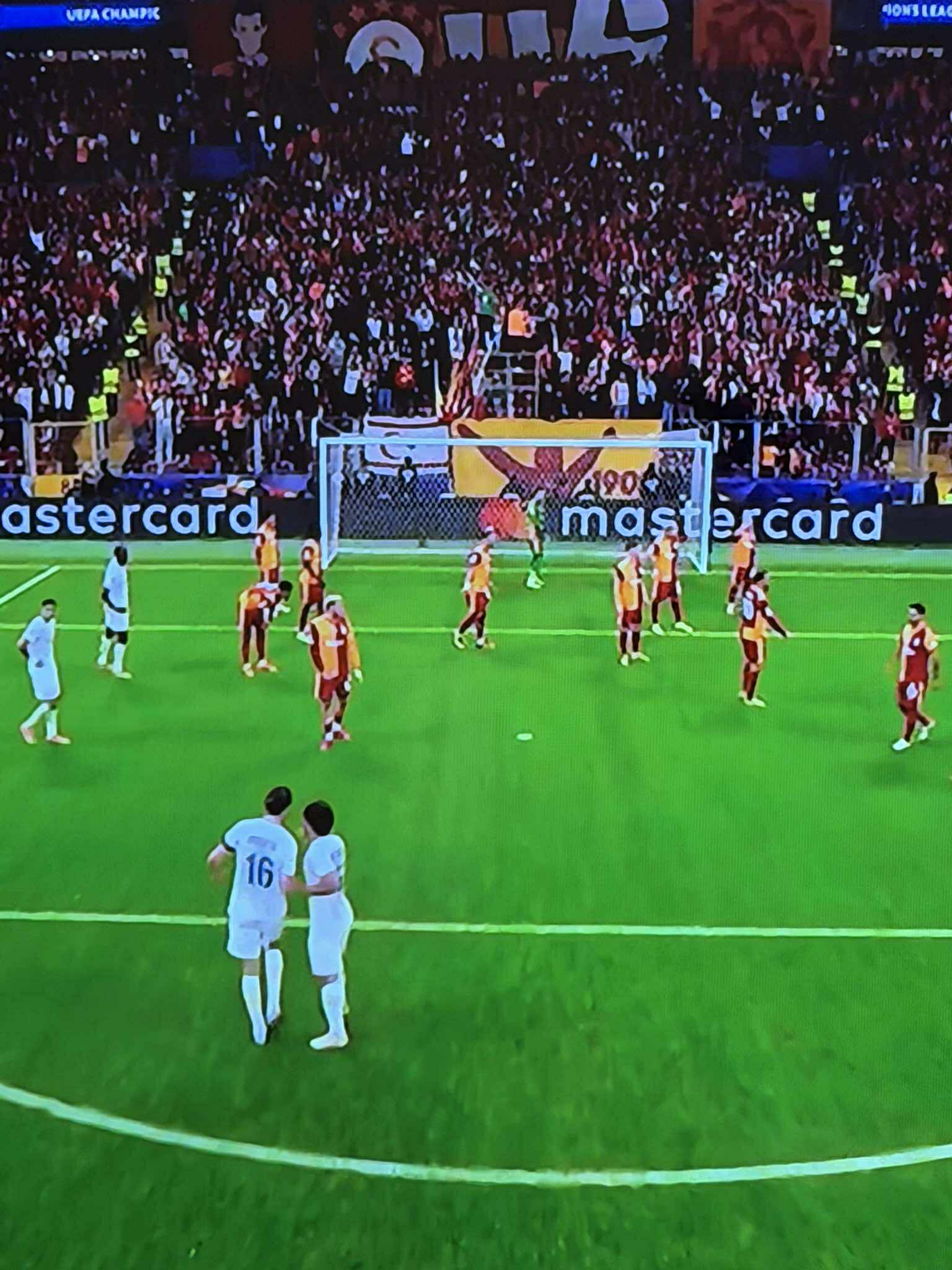 Σημαία του ψευδοκράτους ανήρτησαν οι οπαδοί της «Γαλατά» στο Champions League