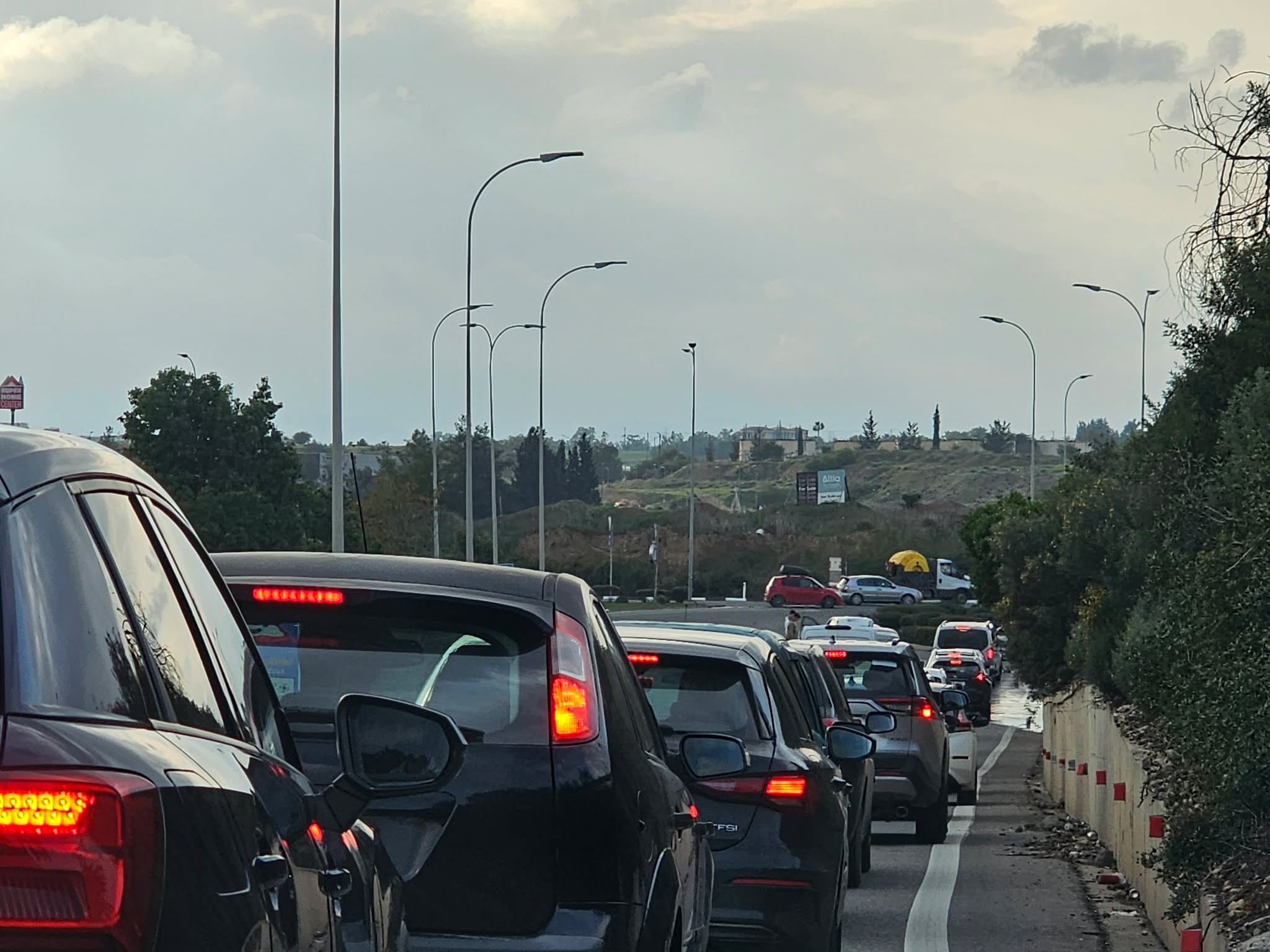 ΦΩΤΟ: Τροχαία σύγκρουση δύο οχήματων κοντά στον κυκλικό κόμβο Ανθούπολης